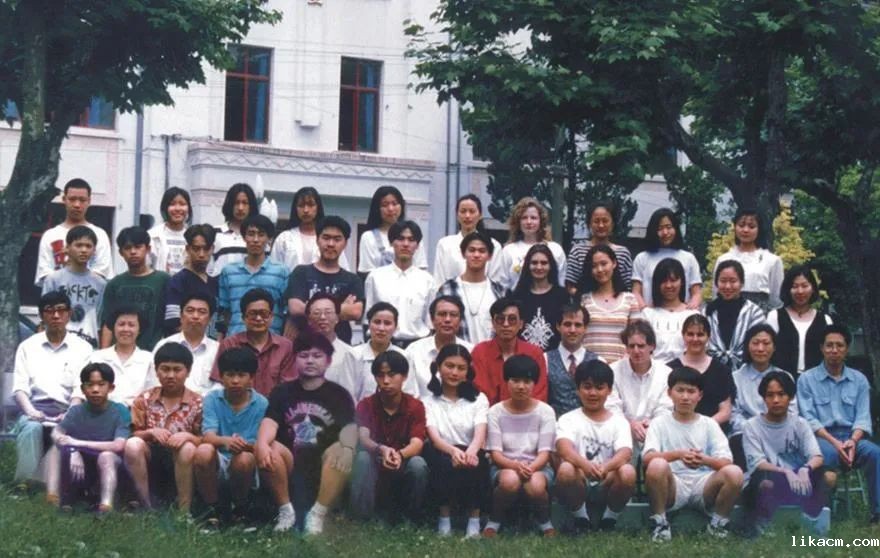 说明: taptap下载安装官方正版国际部第一届毕业生合照